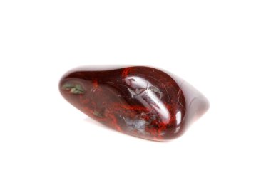 Beyaz bir arka plan üzerinde mineral taş jasper makro yakın çekim