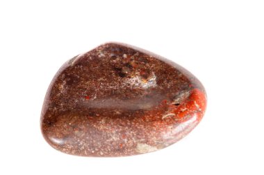 Beyaz bir arka plan üzerinde mineral taş jasper makro yakın çekim