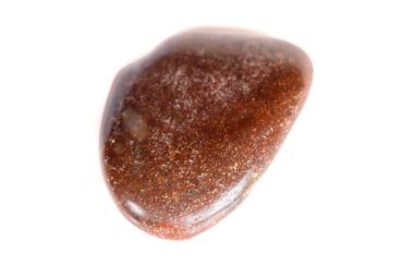 Beyaz bir arka plan üzerinde mineral taş jasper makro yakın çekim