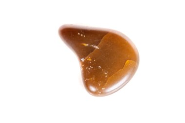 Makro mineral taş Carnelian beyaz arka plan üzerinde kapat