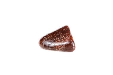 Beyaz bir arka plan üzerinde mineral taş jasper makro yakın çekim
