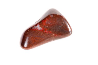 Beyaz bir arka plan üzerinde mineral taş jasper makro yakın çekim