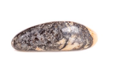 Beyaz bir arka plan üzerinde mineral taş jasper makro yakın çekim