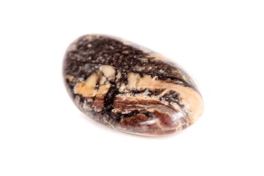 Beyaz bir arka plan üzerinde mineral taş jasper makro yakın çekim