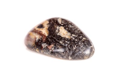 Beyaz bir arka plan üzerinde mineral taş jasper makro yakın çekim