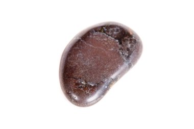 Beyaz bir arka plan üzerinde mineral taş jasper makro yakın çekim