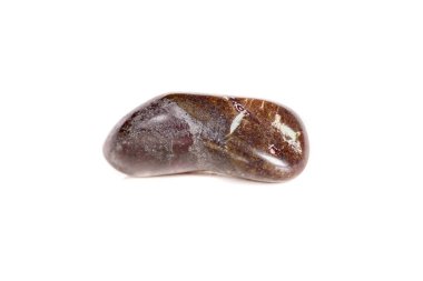 Beyaz bir arka plan üzerinde mineral taş jasper makro yakın çekim