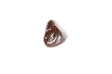 Beyaz bir arka plan üzerinde mineral taş jasper makro yakın çekim
