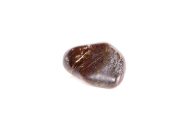 Beyaz bir arka plan üzerinde mineral taş jasper makro yakın çekim