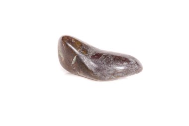 Beyaz bir arka plan üzerinde mineral taş jasper makro yakın çekim