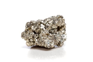 Makro mineral pirit altın beyaz zemin üzerine taş yakın çekim