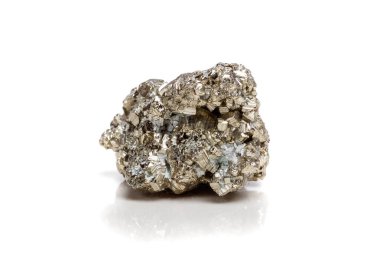 Makro mineral pirit altın beyaz zemin üzerine taş yakın çekim