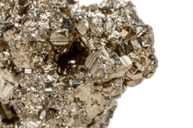 Makro mineral pirit altın beyaz zemin üzerine taş yakın çekim