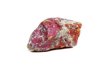 Makro mineral taş Chalcopyrite beyaz bir arka plan kayada yakın çekim