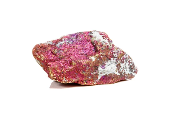 Makro Mineral Taş Chalcopyrite Beyaz Bir Arka Plan Kayada Yakın — Stok fotoğraf