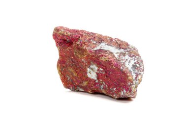 Makro mineral taş Chalcopyrite beyaz bir arka plan kayada yakın çekim