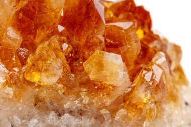 Makro mineral taş Citrine kristaller beyaz zemin üzerine kaya yakın çekim