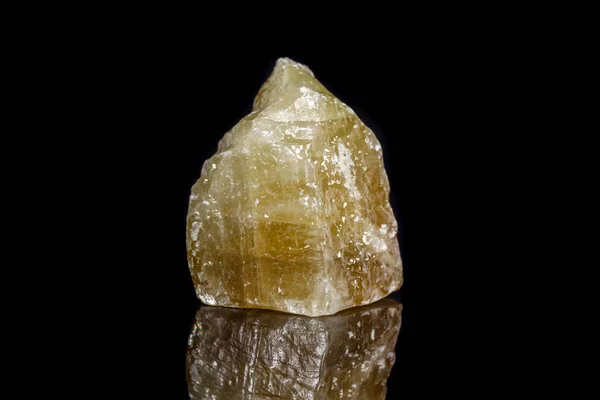 Makro Mineralstein Gelber Kalzit Auf Schwarzem Hintergrund Nahaufnahme — Stockfoto