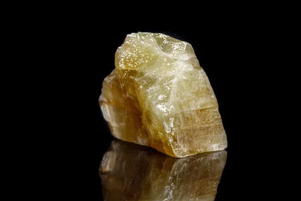 Macro Pedra Mineral Amarelo Calcita Fundo Preto Perto — Fotografia de Stock