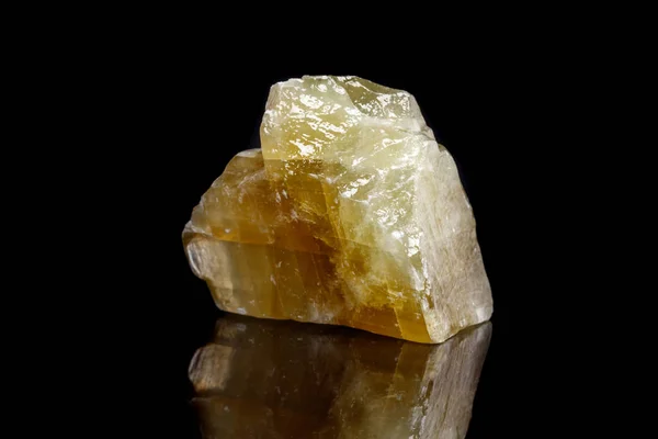 Macro Minerale Pietra Giallo Calcite Sfondo Nero Primo Piano — Foto Stock