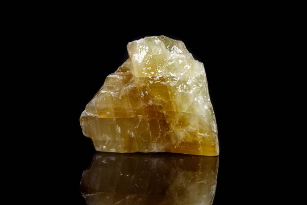 Makro Mineralstein Gelber Kalzit Auf Schwarzem Hintergrund Nahaufnahme — Stockfoto