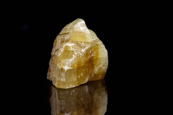 Batu Mineral Makro Kalsit Kuning Pada Latar Belakang Hitam Menutup — Stok Foto