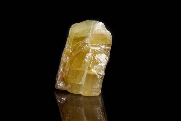 Macro Pedra Mineral Amarelo Calcita Fundo Preto Perto — Fotografia de Stock