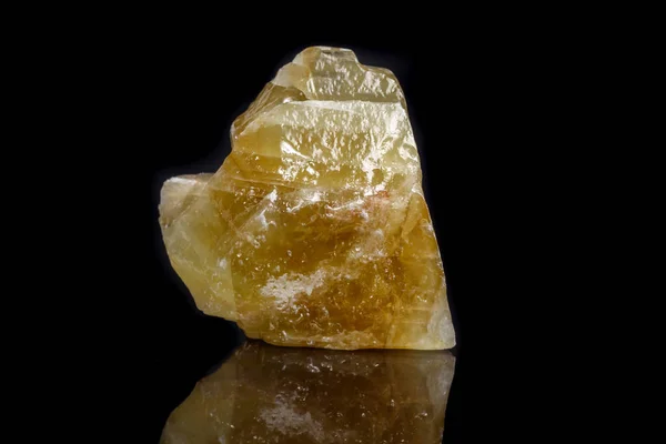 Makro Mineralnego Kalcytu Kamień Żółty Czarnym Tle Bliska — Zdjęcie stockowe