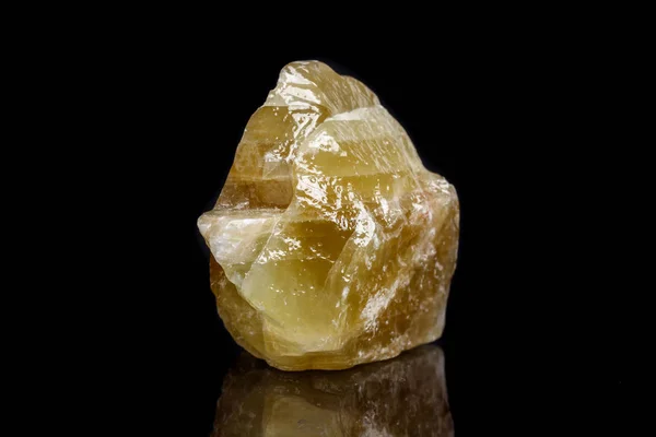 Macro Minerale Pietra Giallo Calcite Sfondo Nero Primo Piano — Foto Stock