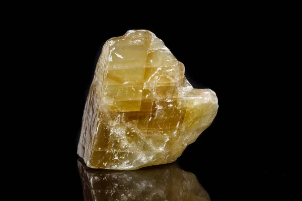 Macro Pedra Mineral Amarelo Calcita Fundo Preto Perto — Fotografia de Stock