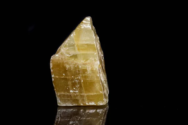 Μακροεντολή Ορυκτό Calcite Πέτρα Κίτρινο Μαύρο Φόντο Κοντινό Πλάνο — Φωτογραφία Αρχείου