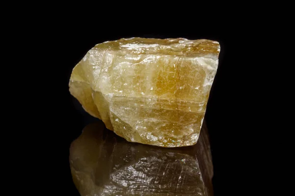 Macro Minerale Pietra Giallo Calcite Sfondo Nero Primo Piano — Foto Stock