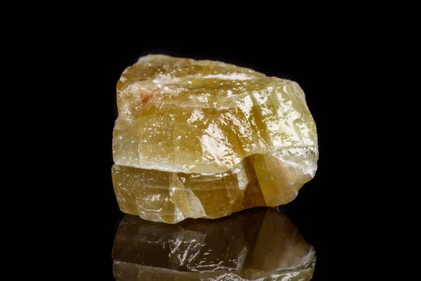 Macro Minerale Pietra Giallo Calcite Sfondo Nero Primo Piano — Foto Stock