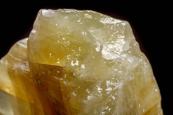 Macro Pedra Mineral Amarelo Calcita Fundo Preto Perto — Fotografia de Stock