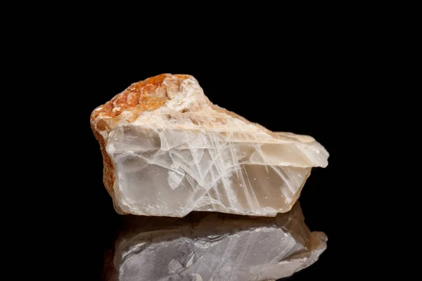 Makro Mineralne Kamienne Kamień Księżycowy Czarne Tło Zbliżenie — Zdjęcie stockowe