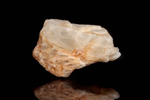 Makro Mineralstein Mondstein Mit Schwarzem Hintergrund Nahaufnahme — Stockfoto