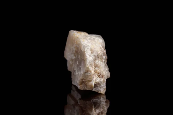 Pietra Luna Minerale Macro Uno Sfondo Nero Vicino — Foto Stock