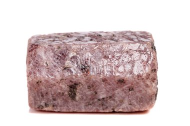 Makro mineral taş Ruby doğurmak beyaz bir arka plan yakın çekim