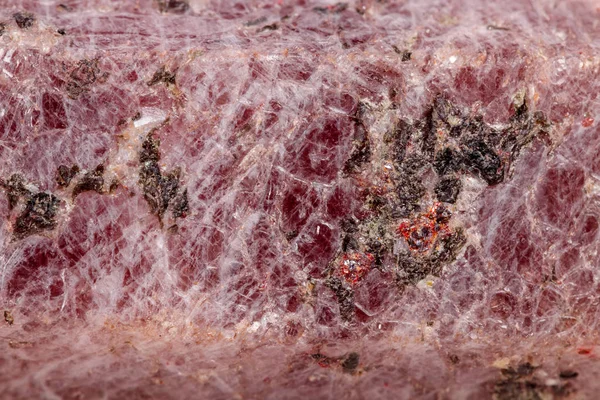 Makro Mineral Taş Ruby Doğurmak Beyaz Bir Arka Plan Yakın — Stok fotoğraf