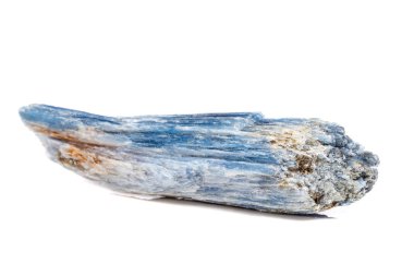 Makro mineral taş kıyanit beyaz bir arka plan yakın çekim