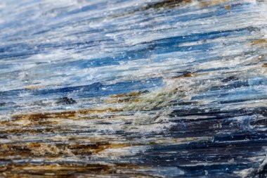 Makro mineral taş kıyanit beyaz bir arka plan yakın çekim