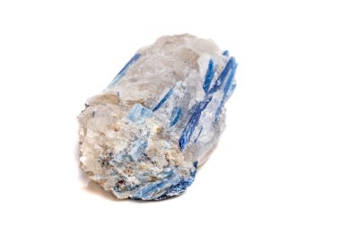 Makro mineral taş kıyanit beyaz bir arka plan yakın çekim