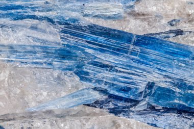 Makro mineral taş kıyanit beyaz bir arka plan yakın çekim