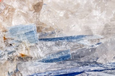 Makro mineral taş kıyanit beyaz bir arka plan yakın çekim
