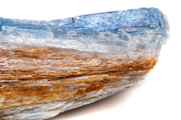 Macro Pietra Minerale Kyanite Uno Sfondo Bianco Primo Piano — Foto Stock