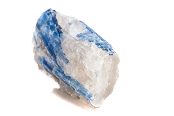 Makro Mineralstein Kyanit Auf Weißem Hintergrund Nahaufnahme lizenzfreie Stockfotos