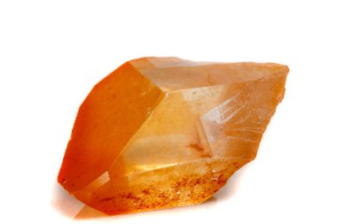 Makro mineral taş Lemurya kristal beyaz bir arka plan yakın çekim