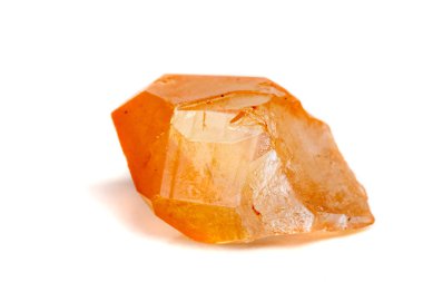 Makro mineral taş Lemurya kristal beyaz bir arka plan yakın çekim
