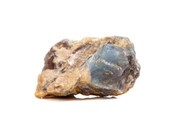 Makro mineral taş korindon kaya beyaz bir arka plan yakın çekim