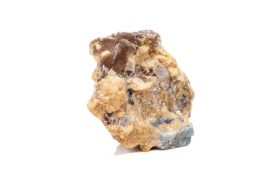 Makro mineral taş korindon kaya beyaz bir arka plan yakın çekim